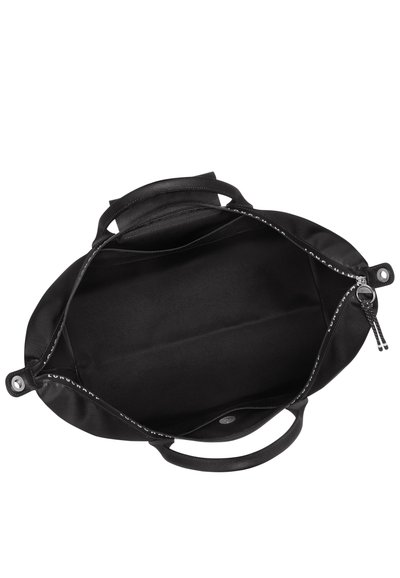 Schwarze Tragetasche mit runder Form, glatter Außenseite, doppelten Griffen und einem Reißverschlussfach. Das Innere ist mit Stoff ausgekleidet und hat eine minimalistische Gestaltung.