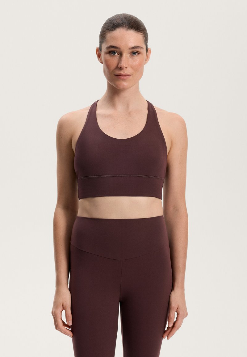 Mörkröd sportbehå med breda remmar och en sydd band, i kombination med matchande högmidjade leggings, slät tyg, figursydd design.