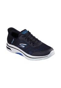 Zapatilla deportiva negra y azul con parte superior de malla, diseño con cordones, cuello acolchado y suela blanca con acentos azules y la marca 'Archfit'.