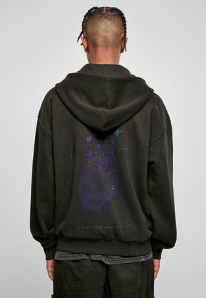 Schwarzer Hoodie mit einem großen Grafikdesign auf der Rückseite, das blaue Schmetterlinge und eine Silhouette eines Kopfes zeigt, mit dem Text "BLEIB OFFEN FÜR NEUE IDEEN".