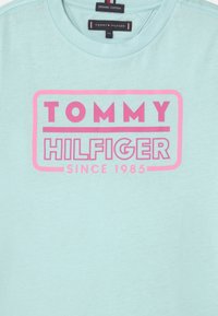 Tommy Hilfiger NEON ARTWORK - Camiseta estampada - frost blue