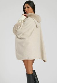 South Beach FAUX FUR PONCHO - Mantella - cream