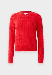 Roter gestrickter Pullover mit Kabelmuster, rundem Ausschnitt und geripptem Saum. Mit langen Ärmeln und einem kleinen Logo-Akzent auf der Brust.