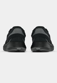 Mustad sportjalanõud tekstuurse võrkkattega pealiskihil, ümara kandega ja kummist tallaga. Omavad minimaalseid halli aktsente ja kindlat istuvust tagavat disaini.