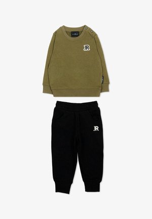 Ensemble deux pièces pour enfants avec sweat-shirt à manches longues vert olive et pantalon noir à taille élastique, tous deux avec des détails de logo blanc "JR".