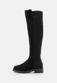 Botas negras hasta la rodilla, hechas de una mezcla de ante y tejido liso, con punta redonda y un tacón bajo y cuadrado.