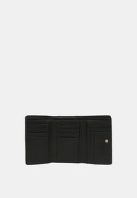 Portafoglio in pelle nera con più scomparti per carte, una sezione con zip e una chiusura a scatto. Texture liscia e design minimalista.