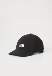Svart baseballcaps laget av stoff, med en hvit brodert logo foran. Rundet krone og buet skjerm.