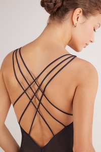 Černý body s hlubokým výstřihem do V na zádech a několika překříženými ramínky. Hladká textura, minimalistický design, bez vzorů a kovových prvků.
