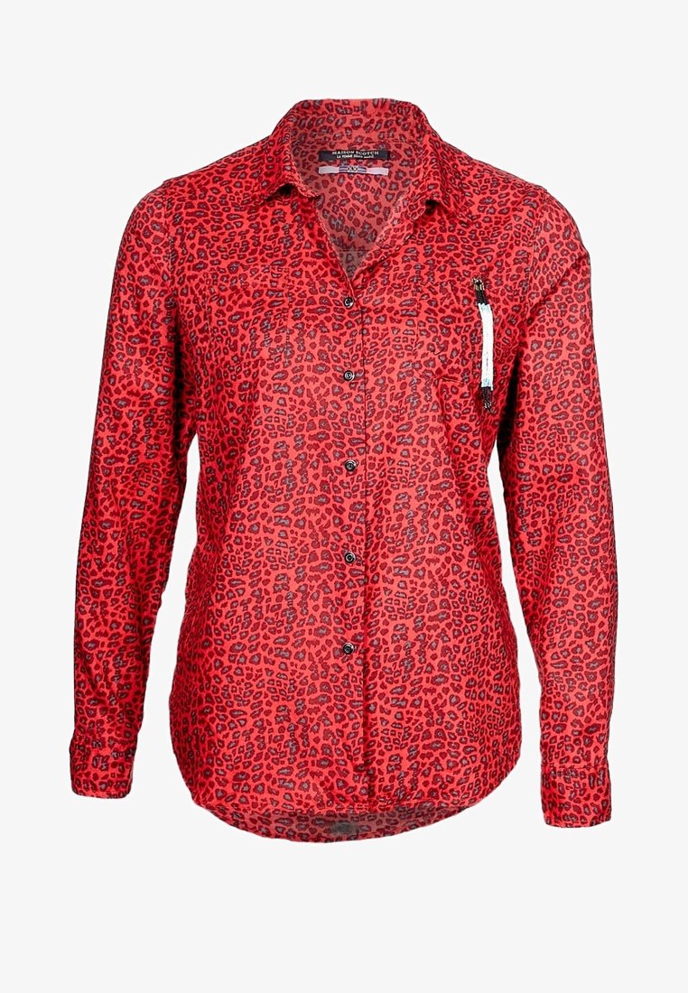 Chemise rouge à manches longues avec un motif léopard noir, col classique et une poche poitrine unique avec des détails en métal.