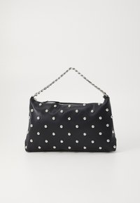 Sac à main noir avec une texture lisse, orné de clous en argent, doté d'une anse en chaîne argentée torsadée et d'une fermeture éclair.