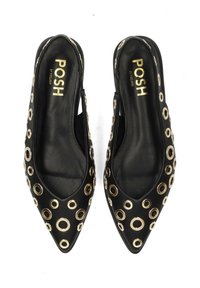 Scarpe slingback nere con punta a punta in pelle, con dettagli in metallo dorato e design con apertura laterale. Nome del brand "POSH" visibile all'interno.