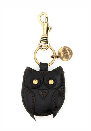 Portachiavi a forma di gufo in pelle nera con occhi a bottone dorati, cuciture marroni e un moschettone metallico dorato con un ciondolo rotondo attaccato.