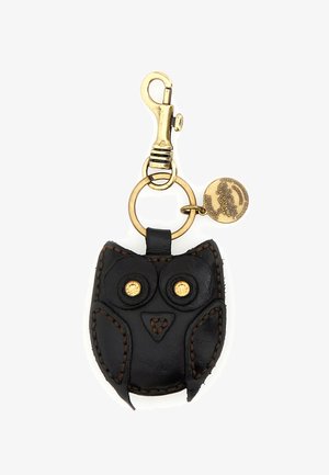 Portachiavi a forma di gufo in pelle nera con occhi a bottone dorati, cuciture marroni e un moschettone metallico dorato con un ciondolo rotondo attaccato.