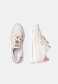 Sneakers in pelle beige con accenti rosa. Presentano occhielli dorati, decorazioni floreali e una suola piatta bianca.