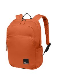 Sac à dos en tissu orange de forme rectangulaire, avec double zip, poche avant, bretelles rembourrées et poche latérale en filet. Logo de la marque affiché.