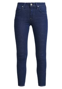 Jeans ajustados de mezclilla en azul oscuro, con una cintura alta, cinco bolsillos y un ligero desgastado. Cierre clásico con botón y cremallera.