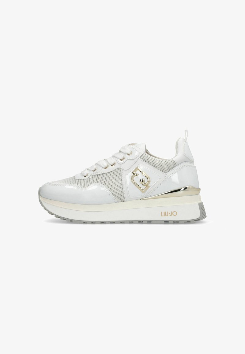 Baskets basses blanches avec panneaux en mesh et cuir verni, lacets à l'avant, détail logo doré sur le côté, et semelle blanche épaisse avec des accents beige.