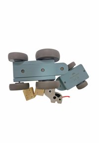 Drevená ťahacia hračka s svetlomodrým telom, šedými kolesami a pripevnenou čiernobielou kravou. Súčasťou sú aj dva béžové bloky ako príslušenstvo.