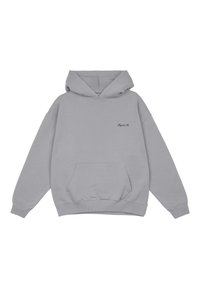 Sweatshirt cinza com um capuz grande, bolso frontal e punhos canelados. Apresenta um logótipo discreto em preto na área do peito esquerdo. Textura do tecido suave.