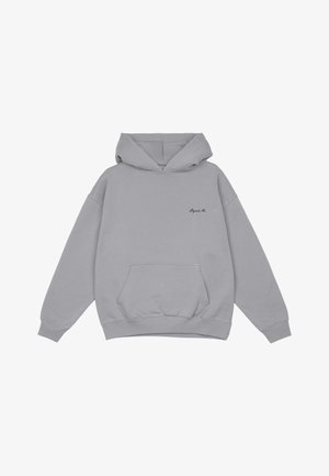 Szara bluza z dużym kapturem, przednią kieszenią i ściągaczami przy rękawach. Posiada subtelne logo w czerni na lewej piersi. Miękka tekstura materiału.