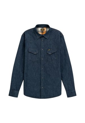 Camisa abotonada de mezclilla oscura, con cuello puntiagudo, dos bolsillos en el pecho y forro a cuadros. Textura suave con detalles sutiles de costura.