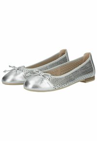 Ballet flats argentati con un design superiore perforato e punta arrotondata. Presentano un piccolo dettaglio a fiocco sul davanti e un tacco piatto.