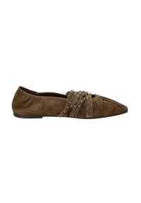 Scarpa piatta in suede marrone con punta affusolata, dettagli testurizzati arricciati e decorazioni in metallo sulla parte anteriore. Suola piatta, design slip-on.