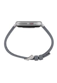 Montre intelligente avec un boîtier en aluminium argenté, un bracelet en silicone gris, un profil plat, un cadran rond et un bouton rouge proéminent sur le côté.
