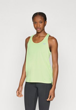 Débardeur de sport vert sans manches avec un col rond et des fentes latérales, présentant un logo discret sur la poitrine et une texture légère.