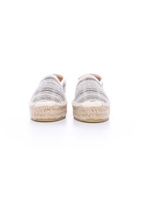 Espadrillas slip-on con toma in tessuto intrecciato a righe grigie e crema, dotate di suola in corda di juta e lati elasticizzati per una vestibilità facile.
