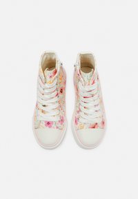 Tenisi înalți cu un material superior floral în nuanțe de roz și crem, șireturi albe, capac din cauciuc pentru deget și accent roz pe talpă. Detaliu cu fermoar pe lateral.