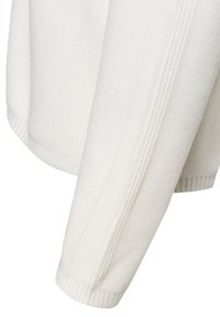 Weißer Strickpullover mit strukturiertem Muster, gerippten Bündchen und lässiger Passform, aus weichem Stoff.