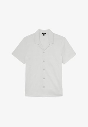 Lühikeste varrukatega valge nööbitav särk tekstureeritud kangast ja laagri kraega, laotatud valgel taustal.