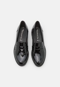 Crne lakirane loaferice s elegantnim dizajnom, imaju glatku sjajnu završnu obradu, široku traku sprijeda i teksturiranu gumenu potplat. Veličina 37.