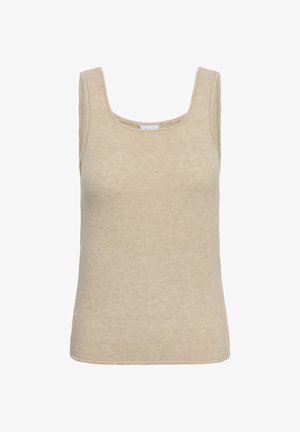 Beżowy top na ramiączkach z miękkiego, teksturowanego dzianinowego materiału, z kwadratowym dekoltem i szerokimi ramiączkami. Bez widocznych wzorów ani metalowych ozdób.