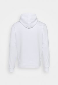 Ein schlichter weißer Hoodie, von hinten betrachtet, mit langen Ärmeln und einer Kapuze, vor einem weißen Hintergrund präsentiert.