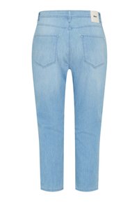 Jeans en denim bleu clair, cropped, avec une coupe droite, présentant deux poches arrière et une étiquette de marque blanche sur la taille.