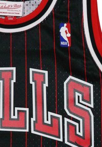Schwarzes Basketball-Trikot mit roten vertikalen Streifen, mit "BULLS" in fetter weißer und roter Schrift, NBA-Logo-Patch oben links.