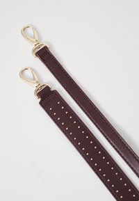 Lederriemen in dunkelburgunder mit goldenen Beschlägen. Verfügt über eine glatte Oberfläche und dekorative goldene Nieten auf einer Seite. Zwei Verschlüsse sind angebracht.