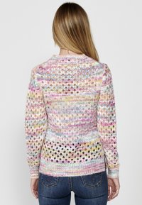 Pull en tricot multicolore avec un motif crochet ouvert, présentant des nuances de rose, jaune et bleu. Manches longues et bords côtelés.