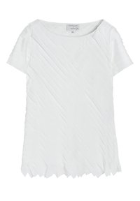 Top alb cu mânecă scurtă, având un design texturat, plisat diagonal, cu un decolteu rotund larg și o margine inferioară inegală. Fabricat dintr-un material ușor.