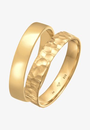 Goldene Eheringe mit einer glatten, polierten Oberfläche und einem strukturierten, gehämmerten Design, beide mit abgerundeten Kanten und einem glänzenden Finish.