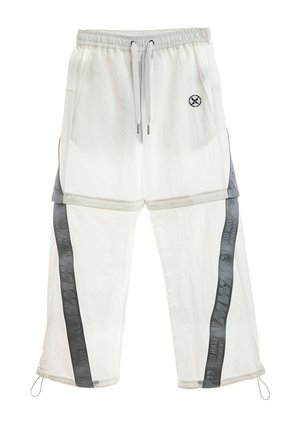 Pantalones casual blancos con cinturilla elástica, cordones, bolsillos delanteros, franjas laterales negras con texto y un pequeño logo redondo en el muslo izquierdo.