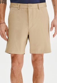 Khaki szorty z płaskim przodem, zapięciem na guziki i kieszeniami. Wykonane z lekkiego materiału, mają lekko dopasowany krój.