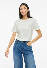 Jasno-bawełniany t-shirt z krótkimi rękawami i okrągłym dekoltem, z prostym konturem kwiatu i różowym napisem na lewej piersi.