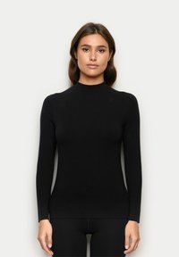 Schwarzes Langarmoberteil mit hochgeschlossenem Kragen. Glattes, elastisches Material schmiegt sich an den Körper. Schlichtes Design, ohne Muster oder Verzierungen.