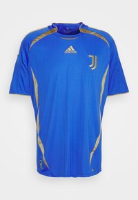 Camisa deportiva azul con acentos dorados, mangas cortas, escote redondo y rayas verticales. Presenta el logotipo de adidas y el emblema de la Juventus.