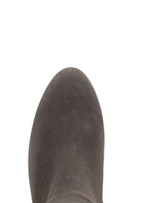 Stivale alla caviglia in suede grigio con punta rotonda e texture liscia. Design senza cuciture, senza hardware o accenti visibili.