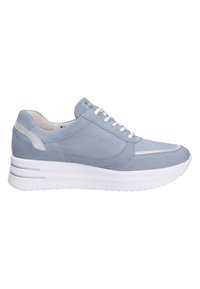 Chaussure de sport bleu clair avec une tige lisse, des panneaux perforés, des lacets blancs et une épaisse semelle blanche. Accents argentés au niveau du talon et du design.